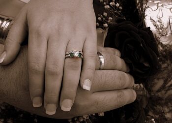 5 Rules To Wear Engagement Ring