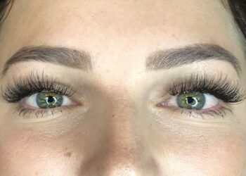 Is it normal for eyes to hurt after eyelash extensions?